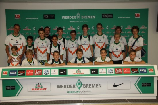 Gewinner des FAIR-Play-Cups 2012 besuchen den SV Werder ... Image 1